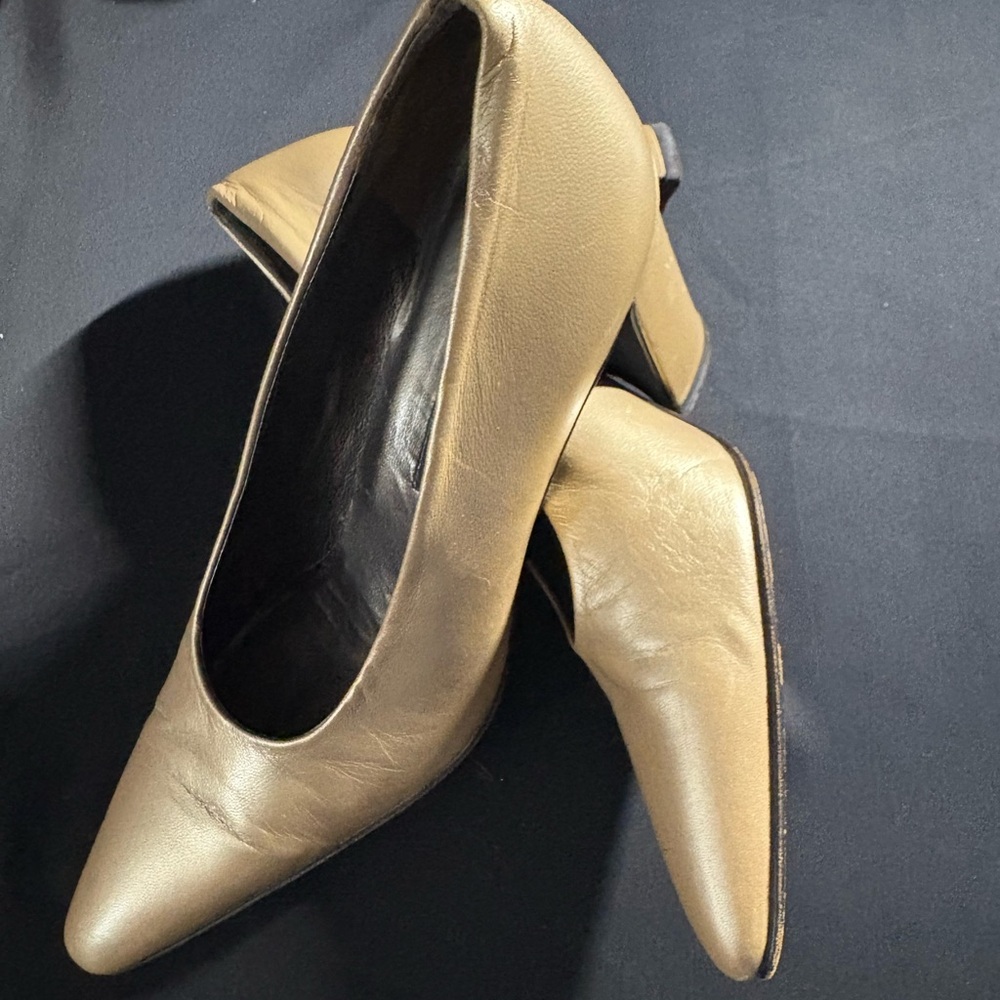 Via Spiga Polished Gold Leather Pointed-Toe Pumps – Size 9 Narrow